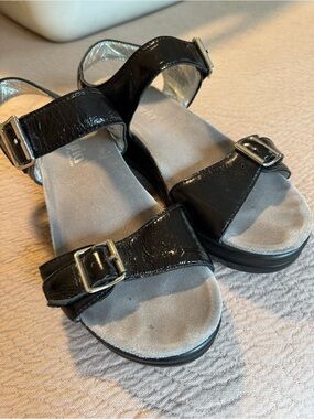 📌Algeria Morgyn 39 Black Payent Buckle Strap Sandals